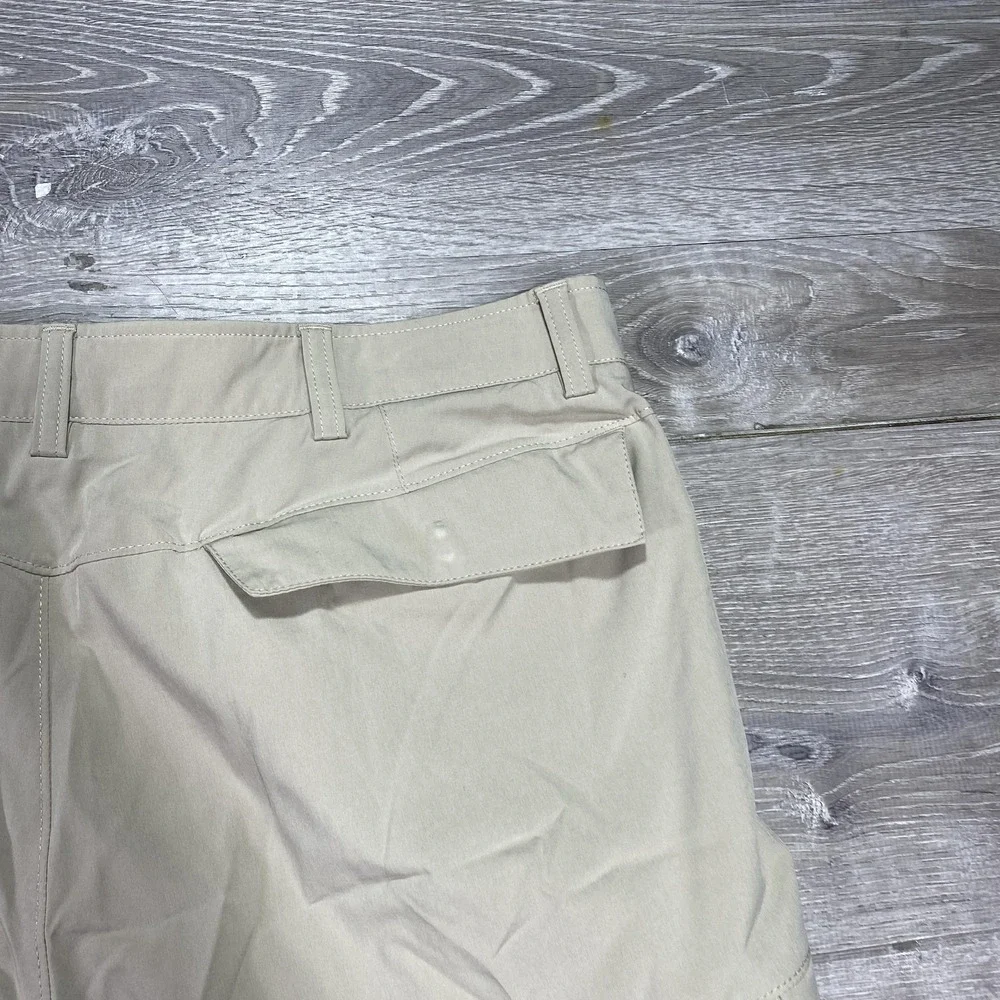 Under Armour Shorts Mens 40‎ Beige Cargo Performance Athletic Loose Fit